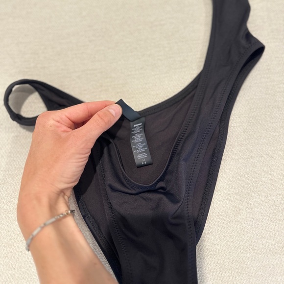 SKIMS STRAPLESS MONOKINI - Picture 5 of 7